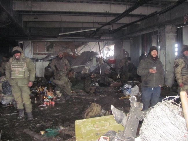 Праворуч у бушлаті - Ігор "Псих" Зінич, медик терміналу, Герой України