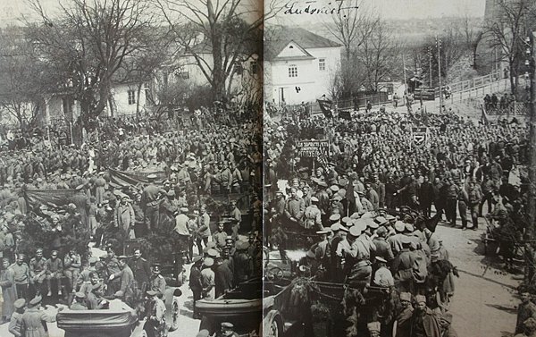 Перше травня 1917 року на замковому майдані. Зображення з книги «Луцьк у старовинній листівці, гравюрі та фотографії» Віктора Літевчука