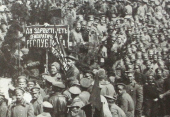 Перше травня 1917 року на замковому майдані. Зображення з книги «Луцьк у старовинній листівці, гравюрі та фотографії» Віктора Літевчука