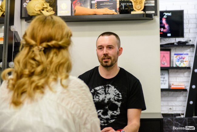 Це не та професія, де можна гребти гроші лопатою: тату-майстер з Луцька – про тонкощі роботи на тілах