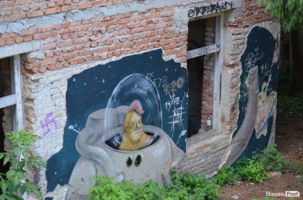 Під Луцьким замком «звили гніздо» наркомани. ФОТО 