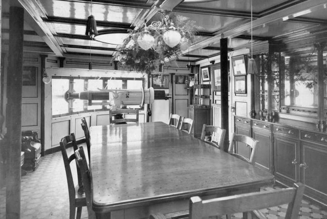 Кают-компанія. Біля вікна - торпедний апарат