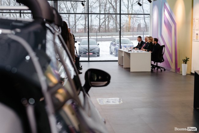 Під Луцьком відкрили найбільший на заході України Renault Store*