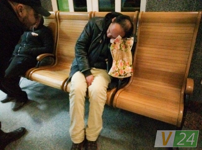 А це Вася вже під ранок на вокзалі...
