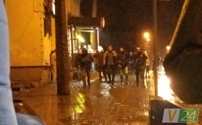 О пів на четверту ночі, у Старому місті гуляють не туристи...