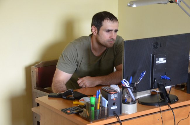 Працівник «Мирного берега» Борис щодня працює над наповненням бази та допомагає у пошуку доказів і фактів