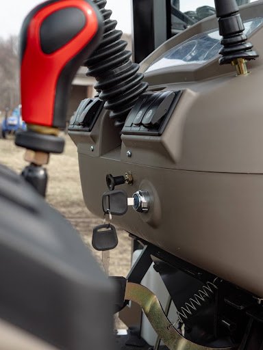 Багатофункціональна техніка для садівників та фермерів. Реклама