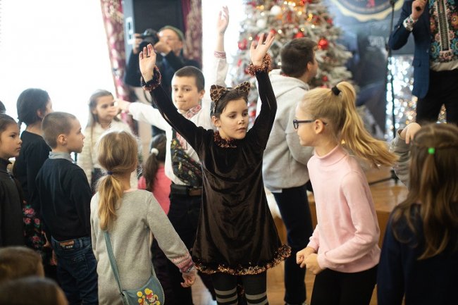 Святий Миколай мандрує Україною разом з «АТБ» та виконує побажання малечі*