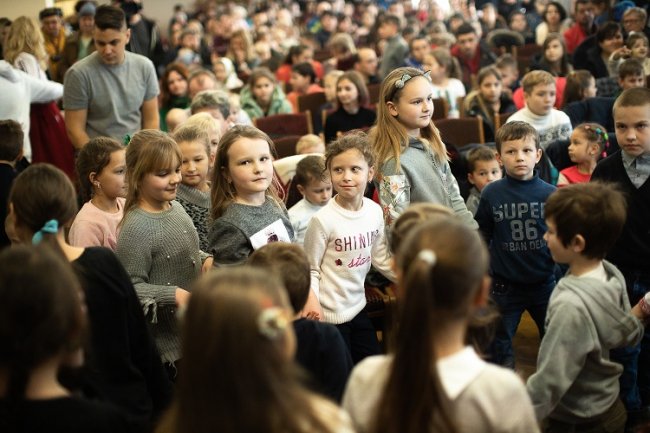 Святий Миколай мандрує Україною разом з «АТБ» та виконує побажання малечі*