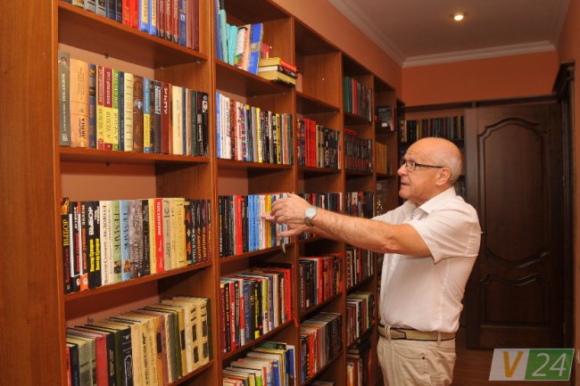 У Руслана Ваймана - величезна колекція книг. В основному - на тему бізнес-стратегій, психології, лідерства. На форзаці кожної - позначки: номери сторінок, які варто перечитати...