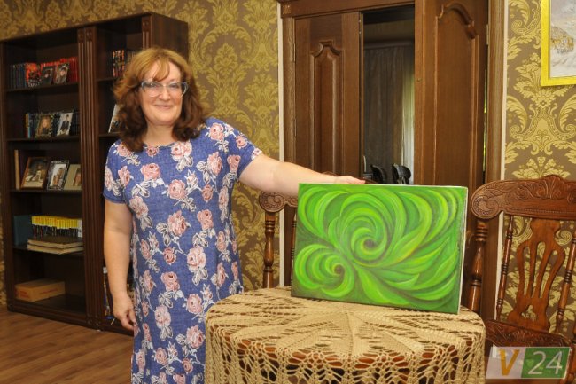 Світлана Володимирівна демонструє одну з власноруч намальованих картин. Пояснює: це просто абстракція