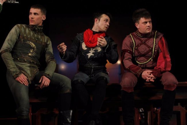 Гільденстерн - Сергій Єрмакович, Гамлет - Дмитро Репюк, Розенкранц - Ігор Натанчук у виставі Гамлет В. Шекспіра