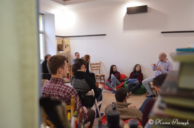 Екстраверти, інтроверти, інтуїти, сенсорики: хто це такі та що з ними робити