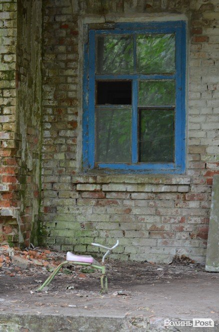 Закинутий дитсадок в селі поблизу станції