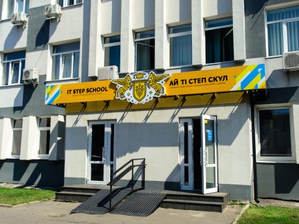 Навчання із окулярами VR, без книжок і «домашки»: екскурсія першою у Луцьку приватною школою IT STEP School*