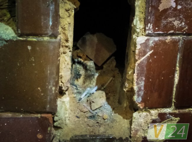 Шприци теж тут