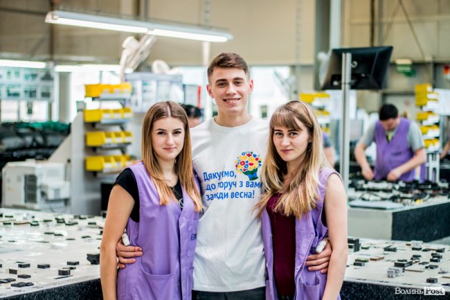 Фотопроект, вдячність «без слів» і «корпоративні» тюльпани: на луцькому «Кромберзі» креативно зустріли весну. ФОТО*