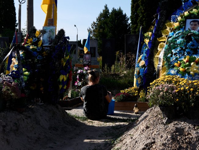 Оксана Федорович приходить на могилу чоловіка щосуботи. Але досі не може усвідомити свою втрату до кінця...