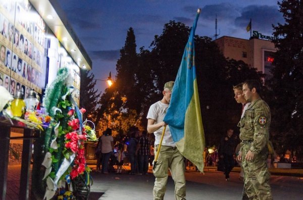 Андрій з побратимами біля фотостенду Героїв Небесної сотні та загиблим на Сході України