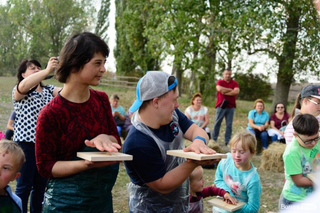 Знайомили з кіньми, катали на кареті і вчили малювати: під Луцьком – яскраве свято для «сонячних» діток. ФОТОРЕПОРТАЖ 