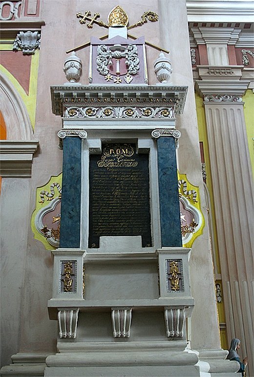 Таємниці гербових натяків луцького костелу 