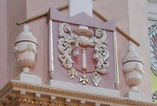 Таємниці гербових натяків луцького костелу 