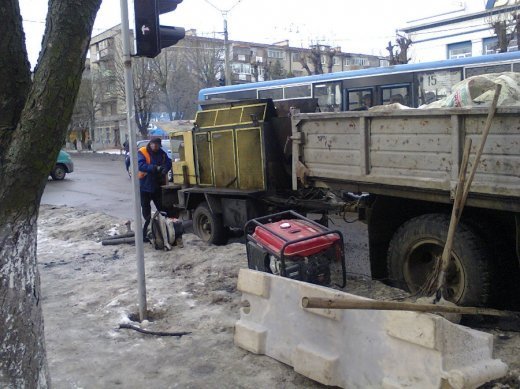 В нас нема грошей! Це в нас нема грошей? Та в нас цих ваших грошей просто кури не клюють! 