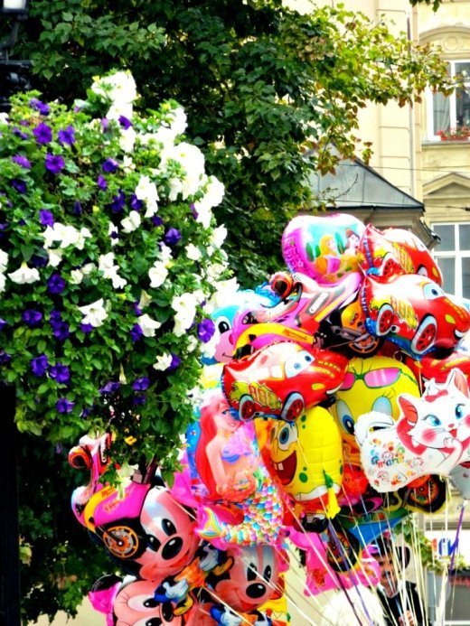 Теплі історії про ДИВА, КОХАНИХ і РІДНИХ