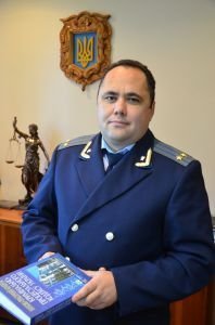 Чи віддасть прокурор свої будинки сиротам?