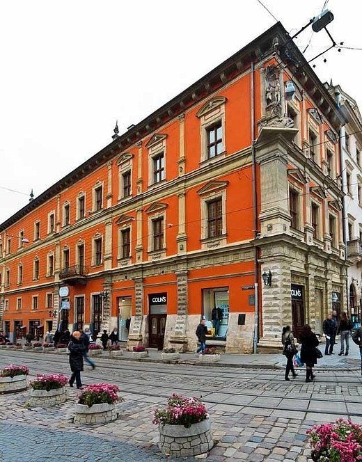 Таємниці гербових натяків луцького костелу 