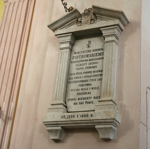 Таємниці гербових натяків луцького костелу 