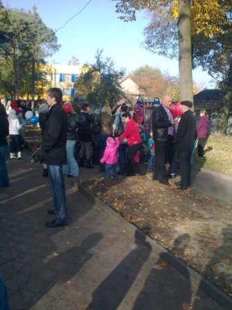 Кандидат Єремеєв «засіває» 23-й округ подарунками