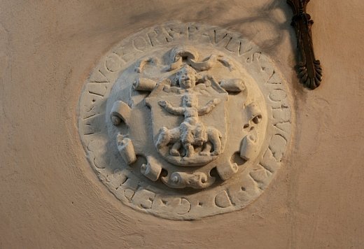 Таємниці гербових натяків луцького костелу 