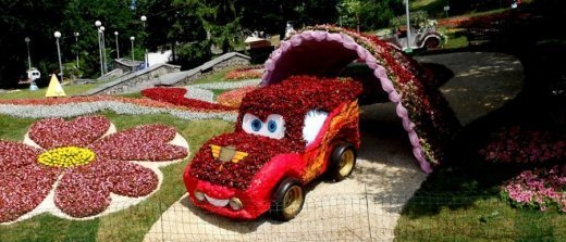 Незвичайний автосалон у Києві :-)