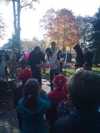 Кандидат Єремеєв «засіває» 23-й округ подарунками