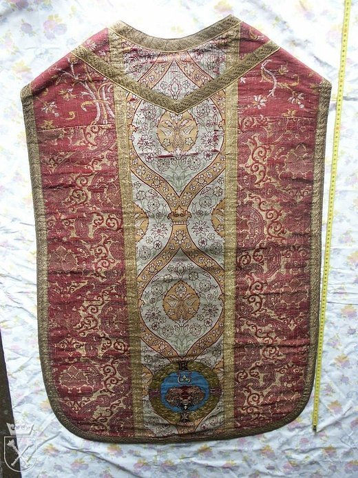 Таємниці гербових натяків луцького костелу 