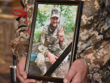 У Луцьку попрощались із загиблим Героєм Віталієм Пшитюком. ФОТО