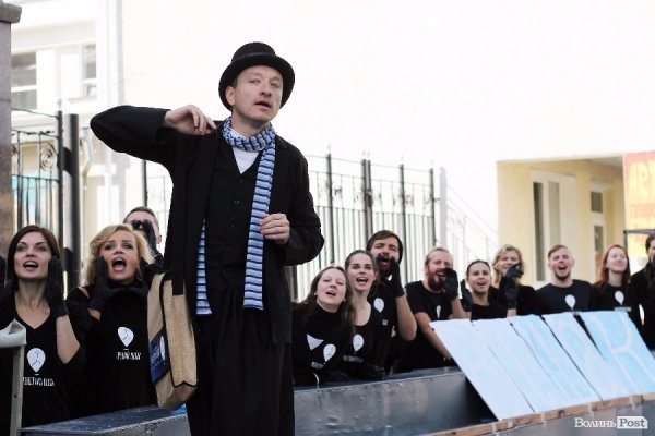 «Мандрівний вішак» у Луцьку епатував, дивував та змушував задуматись. ФОТО