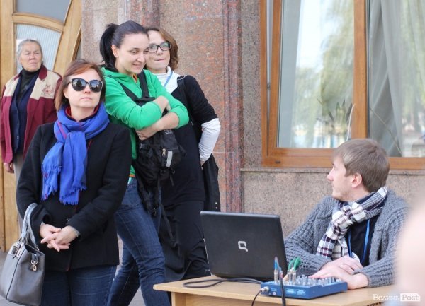 «Мандрівний вішак» у Луцьку епатував, дивував та змушував задуматись. ФОТО