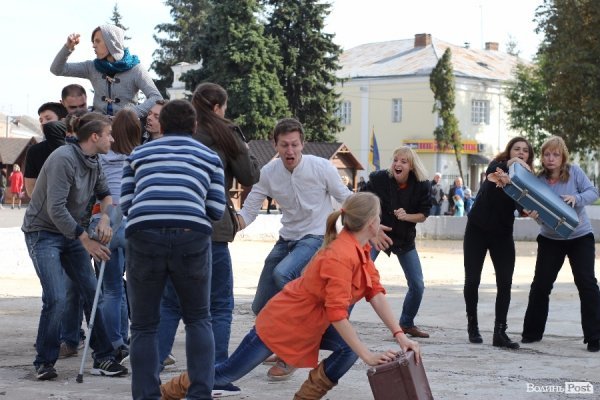 «Мандрівний вішак» у Луцьку епатував, дивував та змушував задуматись. ФОТО