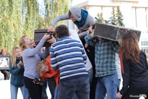 «Мандрівний вішак» у Луцьку епатував, дивував та змушував задуматись. ФОТО