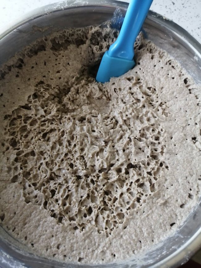 «Скільки вважають за потрібне – стільки й платять»: переселенець пече крафтовий хліб у Луцьку, щоб відновити домівку батьків після обстрілу