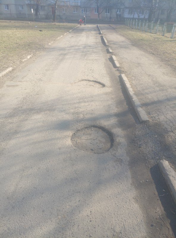Поки ще не пізно: лучани просять «залатати» ями на одній з вулиць. ФОТО