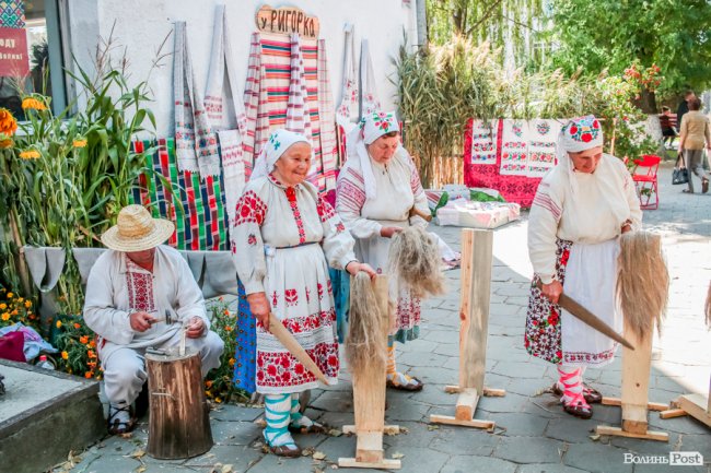 Народні розваги і море людей: в центрі Луцька «гуляє» етнофестиваль. ФОТО 
