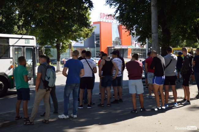 Обличчя пікету: «прихильники Тиводара» ховалися від камер та хамили