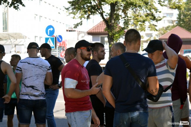 Обличчя пікету: «прихильники Тиводара» ховалися від камер та хамили