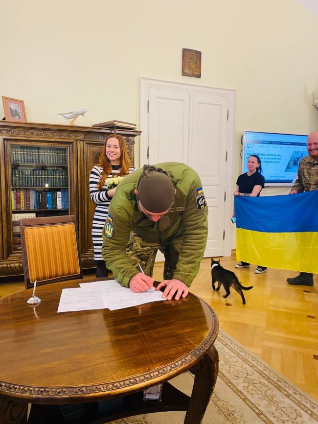 У Львові в кабінеті мера побралися морський піхотинець та волонтерка 