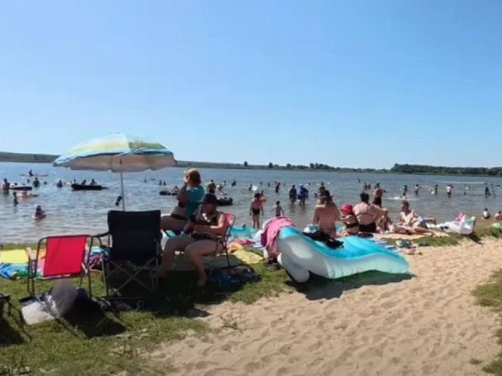 Аншлаг в Хрінниках  – у спеку біля водосховища яблуку ніде впасти: ціни, локації