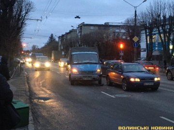 У Луцьку через аварію біля №5 школи – затор. ФОТО