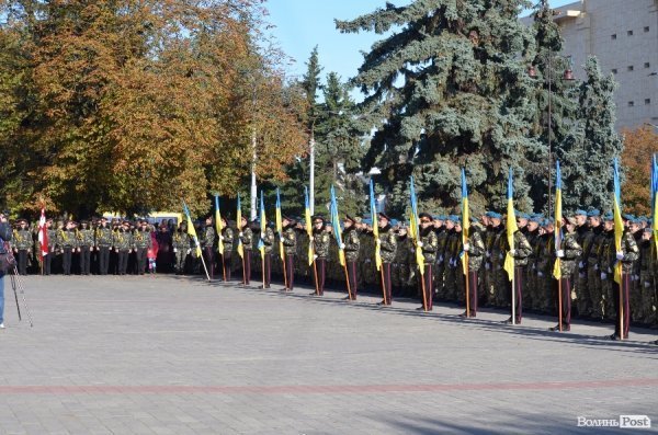 Сотні ліцеїстів склали присягу на головній площі Луцька. ФОТО
